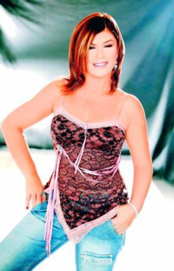 Emel Mftolu'nun Ouz Mftolu'ndan olan kz ar Ortaokuldan sonra mzik eitimleri almaya balad.