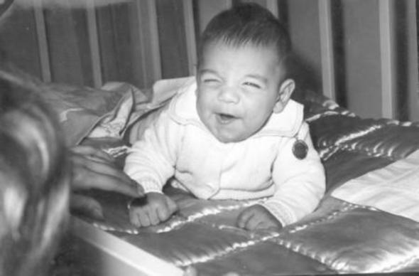 KEREM - SADR ALIIK    Sinemamzn "Turist mer'i Sadri Alk'la "Kamelyal Kadn' olpan lhan'n oullar Kerem Alk 1960 ylnda dnyaya geldi.