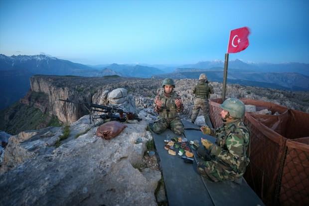 Fotoraflar hakknda Cumhurbakanl letiim Bakan Prof. Dr. Fahrettin Altun'dan bilgi alan Cumhurbakan Erdoan, haber kategorisinde zkan Bilgin'in "Mehmetik'ten ilk iftar", yaam kategorisinde lhami etin'in "Ali dede ve kedisi", spor kategorisinde Burak Akbulut'un "Karatenin sultanlar" isimli fotoraflar oylad.