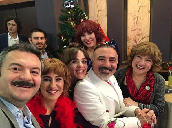 TV8'de yaynlanan Jet Sosyete dizisinin senaristi ve barol oyuncusu Glse Birsel, kiisel sosyal medya hesabndan yapt aklama ile, ocak aynda TRT1 dndaki dier tm kanallarn ortak bir kararla dizilerin yeni blmlerini 3 hafta yaynlamayacaklarn duyurdu. te, Glse Birsel&#8217;in Instagram hesabndan yapt aklama: