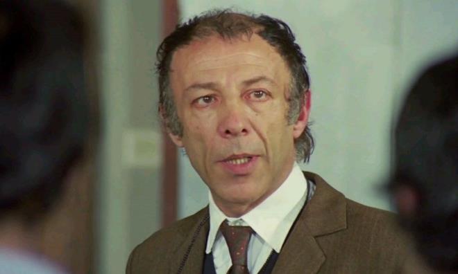 Mnir zkul, Mnir, 15 Austos 1925&#8217;te stanbul Bakrky&#8217;de bir paa torunu olarak dnyaya geldi. Trk sinemasnn usta isimlerinden Mnir zkul, 93 yanda hayatn kaybetti. Canlandrd "Mahmut Hoca" ve "Yaar Usta" karakterleriyle Trk izleyicisinin hafzalarnda yer edinen Mnir zkul, uzun sredir rahatszl nedeniyle evinde tedavi gryordu