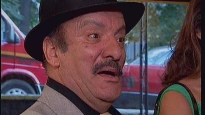 Tiyatro, sinema ve dizi oyuncusu Dursun Ali Sarolu yaamn yitirdi. Gelen bir son dakika haberiyle 81 yandaki Sarolu'nun kalp krizi nedeniyle hayatn kaybettii renildi