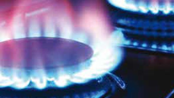 1 Ocak tarihinden itibaren elektrik ve doalgazda yzde 10 indirim kararnn yrrle girmesi bekleniyor.    Cumhurbakan Tayyip Erdoan&#8217;n aklad indirimin yrrle girmesi iin EPDK&#8217;nn ilgili kararnn Resmi Gazete&#8217;de yaymlanmas gerekiyor.    Elektrik ve doalgaza austos, eyll ve ekimde pepee zamlar yaplmt. 2017 ylnn aralk aynda bir ailenin ortalama aylk elektrik faturas 95 lirayd. 2018 bandan itibaren gelen zamlardan sonra austos ay banda fatura 116 lira olmutu.    1 Eyll&#8217;den itibaren 126 liraya ykselmi son olarak 1 Ekim&#8217;de yaplan zamdan sonra da fatura 137 liraya kmt. Datm bedelinde nasl indirim yaplaca henz belli deil.