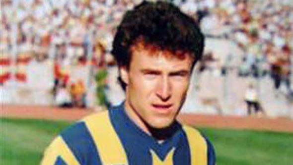 Kadky'de tartt iki kiiyi bakla yaralad iddiasyla yarglanan eski Fenerbaheli milli futbolcu Erdi Demir, Anadolu 58. Asliye Ceza Mahkemesi'nde 21 Mart'taki durumada 3 yl 1 ay 15 gn hapis cezasna arptrld.