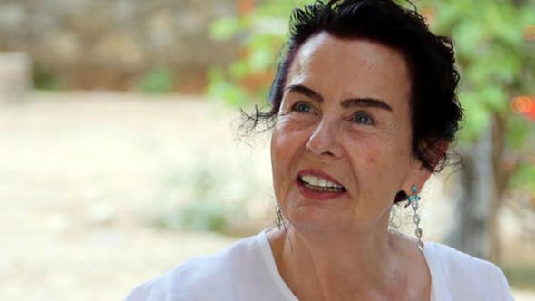 Sanat Fatma Girik'e 1963 ylnda beri taknts olduu belirtilen ve Girik'in yaknlarnn bulunduu bir eve ak mektubu brakan 71 yandaki Mehmet Alsan'n, "iletiim aralarnn salad kolaylktan faydalanmak suretiyle cinsel taciz" suundan 3 yla kadar hapis cezas istemiyle yarglanmasna 25 Eyll'de baland.