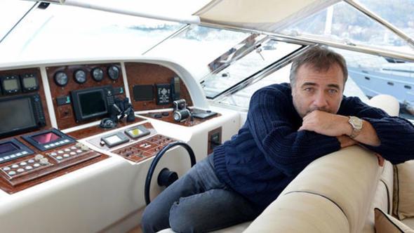 SK ekiplerince yaplan denetimde Bebek Koyu'na bal teknesinde kaak su kulland iddiasyla yarglanan oyuncu Oktay Kaynarca, stanbul 32. Asliye Ceza Mahkemesi'nde 1 Mart'taki durumada, "karlksz yararlanma" suundan 4 bin lira adli para cezasna arptrld. Teknenin kaptanln yapan dier sank Bnyamin Bilgeolu ise ayn sutan 6 ay 20 gn hapis cezasna arptrld ve bu ceza 5 yl sreyle ertelendi.