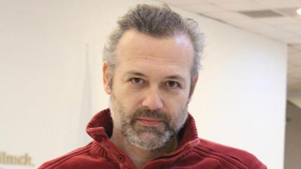 Tiyatro sanats Levent zmc, "Cumhurbakanna hakaret" suundan stanbul Anadolu Cumhuriyet Basavcl Basn Sular Soruturma Brosunca hakknda yrtlen soruturma kapsamnda, hakknda karlan zorla getirilme karar sonras "pheli" sfatyla 19 Eyll'de ifade verdi.