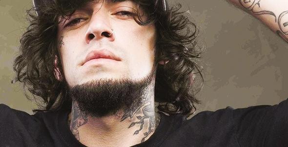 "Ais Ezhel" ismini kullanan rap arkcs Sercan pekiolu, "uyuturucu madde kullanmn zendirme" suundan, hakknda alan soruturma nedeniyle 24 Mays'ta gzaltna alnd ve karld mahkemece tutukland.