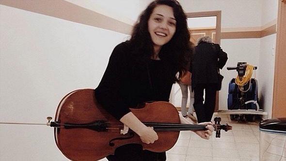 Kadky metro istasyonu turnikesinde mzik aleti ve eyalarn brakma yznden kan tartmaya ilikin mzisyen Glah Erol ile iki polis memuru hakknda 19 Aralk'ta dava ald. stanbul Anadolu Cumhuriyet Basavclnca hazrlanan iddianamede, mteki pheli Glah Erol'un "kamu grevlisini basit yaralama, hakaret ve tehdit" sularndan 3 yldan 11 yl 6 aya kadar hapisle cezalandrlmas talep edildi.