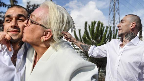 Anadolu Cumhuriyet Basavclnca soruturma sonunda hazrlanan iddianamede, pekiolu'nun, "uyuturucu veya uyarc madde kullanmn zendirme" suundan 10 yla kadar hapis cezasna arptrlmas istendi.    <br>pekiolu'nun, ok sayda hayrannn da izledii Anadolu 44. Asliye Ceza Mahkemesi'ndeki davann 19 Haziran tarihli ilk durumasnda, savunmasnn alnmasnn ardndan su ileme kastyla hareket etmedii gerekesiyle beraat ve tahliyesine hkmedildi.