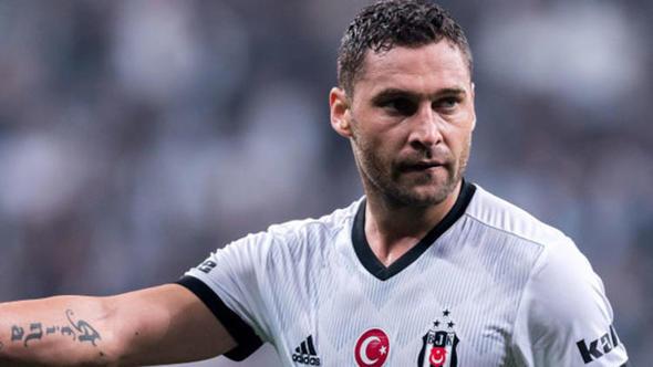 Geen yl Beikta'ta forma giyen Srp futbolcu Dusco Tosic hakknda, 5 ubat 2017'de Beikta-Fenerbahe arasnda yaplan Ziraat Trkiye Kupas manda krmz kart grd halde baka bir kiinin akreditasyon kartyla saha kenarnda ma izlemesi zerine soruturma balatld.  <br>  Basavclk, soruturma kapsamnda 25 Ekim 2017'de ifadesine bavurduu Tosic ile ilgili su unsurlar olumadndan mart aynda takipsizlik karar verdi.