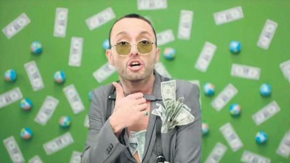 stanbul Cumhuriyet Basavclnca arkc Mabel Matiz hakknda, "Ya Bu ler Ne" isimli arksnn klibinde 1 dolar kullanarak FET propagandas yapt iddiasna ilikin soruturma yrtld. Basavclk, ifadesi alnan, Mabel Matiz olarak tannan arkc Fatih Karaca hakknda, 20 Eyll'de takipsizlik karar verdi.