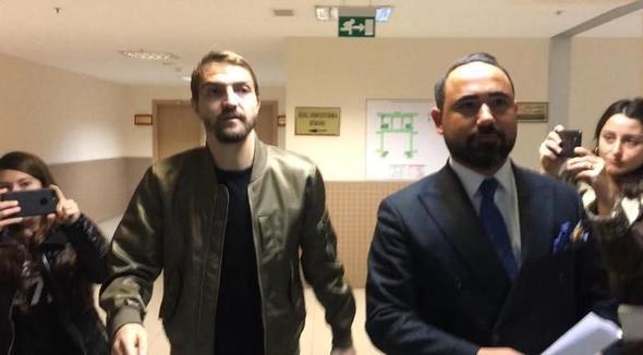 2017'de Asena Erkin ile boanmasyla gndeme gelen Beiktal futbolcu Caner Erkin, Spor Toto Sper Lig'de 23 Ekim 2017'de Beikta ile Medipol Baakehir arasnda gerekleen mata, kendisine sar kart gsteren hakem Mete Kalkavan'a kfr ettii iddiasyla soruturuldu.