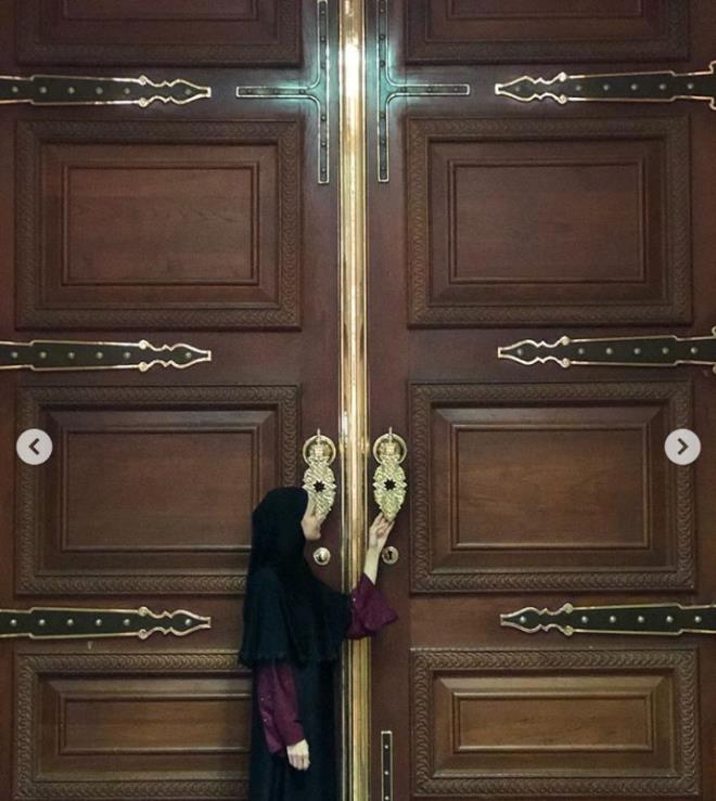 Pelin ift, 1978 ylnda zmir&#8217;de domutur. Notre Dame de Sion Fransz Lisesini bitirdi. Sonra da stanbul niversitesi ktisat Fakltesi Kamu Ynetimi Blmnden mezun oldu. Galatasaray niversitesi Gazetecilik Blmnde &#8220;zel Televizyonlarn Yapsal zelliklerinin Haber Oluumuna Etkilerini nceleme&#8221; adl Franszca tez ile yksek lisansn tamamlad.