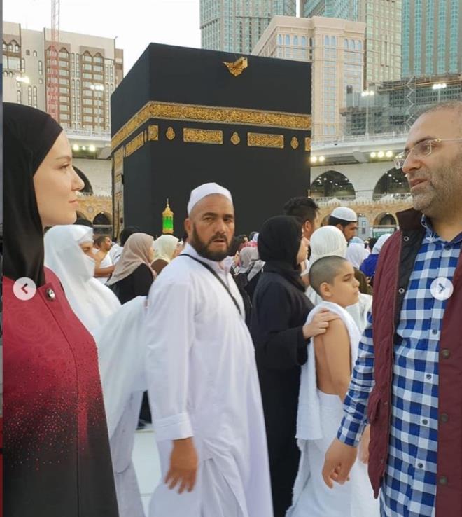 1997 ylnda NTV ekranlarnda hava durumu sunuculuu ile televizyonculua balad. Daha sonra NTV haber sunuculuuna terfi ederek 2 sene haber sundu. 2001 krizinde iten karlnca isiz kald ve yksek lisansn tamamlamak zere Galatasaray niversitesi&#8217;nde radyo televizyon gazetecilii blmnde okumaya balad. Yksek lisans biterken Paris&#8217;te Sorbonne niversitesi&#8217;ne kabul edildi, Tam Fransa&#8217;ya gidecekken Sky Trk kuruldu. Orada ie balad.