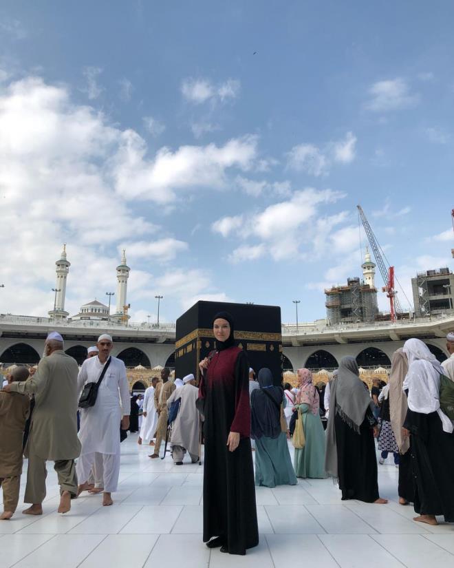 TRT'de Gmden tesi programn hazrlayp sunan ve sk sk slam tarihi hakknda konularla ekrana gelen Pelin ift yeni yla Mekke'de girdi, fotoraflarn da sosyal medyadan paylat..