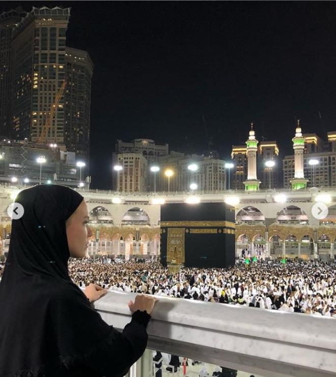 Fotoraflarn "Haklarnda ok konutuk. Yzlerce fotoraf grdm, video izledim ama gereini grmek bambakaym. Kabe ve Mescid-i Nebevi... Programda hepsini anlatacaz. Szmz tuttuk @erkanaydinwittour ile.. O videoyu da paylaacam. Ve harika insanlarla tantm. 2019&#8217;a gzel bir balang yaptm" mesajyla paylaan ift TRT'de Gndem tesi programn hazrlayp sunuyor.