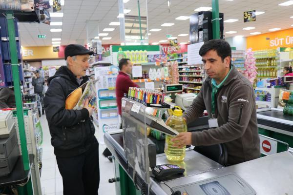evre ve ehircilik Bakanl tarafndan yaplan dzenlemeyle, manav, arkteri ve ekmek reyonlar dndaki alverilerde plastik poetlerin 25 kurua satlmas uygulamas bugn balad. Marketlerde alan grevliler, alveri yapanlar cretli poet uygulamas konusunda bilgilendirdi. Yeni uygulama kimilerinin tepkisini ekerken kimilerinin ise desteini ald.