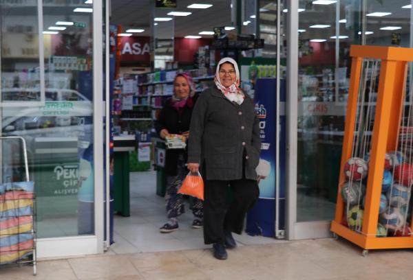 Markette alveri yapanlardan Hazret Koyiit ise uygulamay eletirerek, "Uygulamann paral olmas yerine farkl bir yntem seilebilirdi. Sonuta insanlar bunu paral olsa da alacaklar. 25 kuru insanlar iin byk bir maliyet deil. Bunun iin farkl bir yol bulunmal" diye konutu. Hatice Tkr ise evden uval getirip alverilerini yle yapacaklarn syledi. Hseyin Tekin ise, "Gerekirse ardan 1 kilo poet alp kullanrz" dedi.