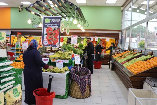 Markette kasiyer olarak alan Ahmet Daltar, mterilerin bazlarnn yeni uygulamadan habersiz olduunu belirterek, "Baz mterilerimiz elinde poetle markete geldi. Bazlar ise aldklarn kucana doldurup gitti. Ama genel olarak uygulamaya herkesin olumlu baktn gzlemledik" dedi.