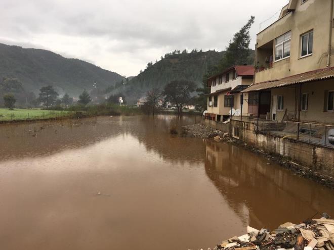 Bunun zerine orman yolundan ulam salanmaya alld. Ancak toprak kaymas nedeniyle buras da kapand.