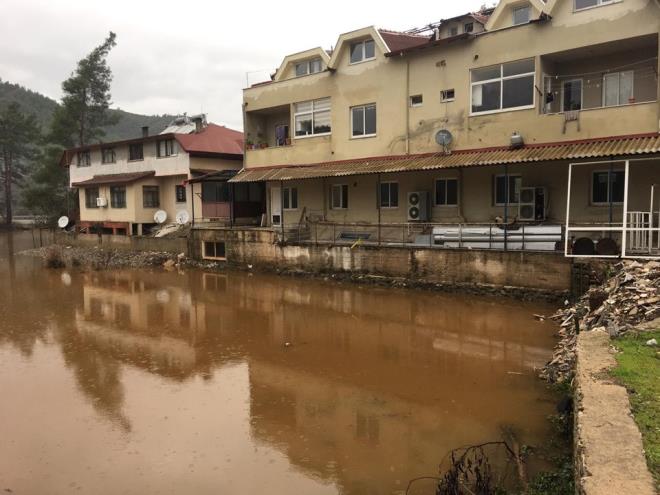 Bunun zerine orman yolundan ulam salanmaya alld. Ancak toprak kaymas nedeniyle buras da kapand.