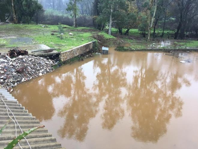 Mula Marmaris'te etkili olan saanak nedeniyle derede takn yaannca, baz ev ve iyerlerini su bast.