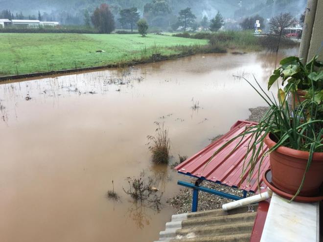 Marmaris'te dn sabah balayan yamur, akam saatlerinde hayat olumsuz etkiledi. Marmaris-Data Karayolu Deirmenyan Mahallesi'ndeki derede, saat 21.00 sralarnda takn oldu.