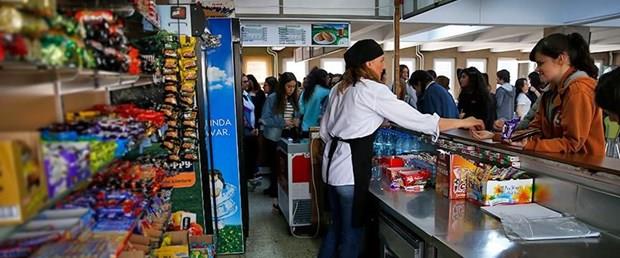 Tarm ve Orman Bakan Bekir Pakdemirli, "Okul kantinlerindeki gdalara bugnden itibaren 'Okul Gdas' logosu konulacak. Gelecek retim ylndan itibaren logosuz rn satlmayacak" aklamasnda bulundu.    Gdalarda trafik klar uygulamasna geileceini belirten Bakan Pakdemirli, "Enerji younluu yksek rnlerin daha az tketilmesi iin zerinde krmz renk olacak" dedi.