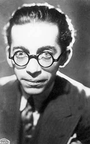 Ah iyi olsam, terliklerimi giysem, u odada dolasam, u keye gesem, resimlerimi yapsam. - Cemal Nadir