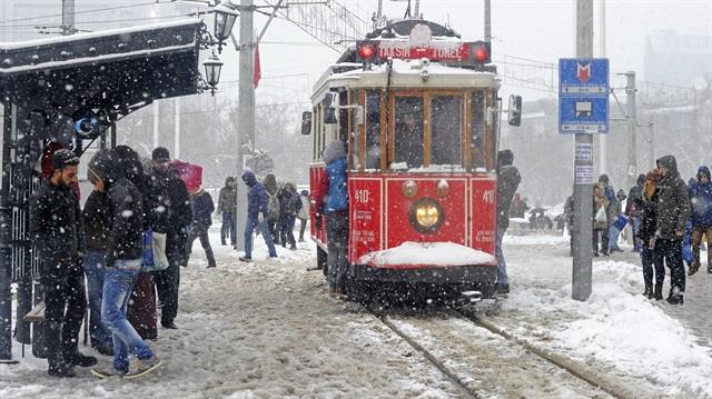 stanbullularn k bandan bu yana bekledii kar sonunda geliyor. Meteoroloji Genel Mdrl&#8217;nn resmi internet sitesinden paylalan son hava tahmini verilerine gre stanbul'da cuma gn havalar souyacak, kar ya etkisini gsterecek.