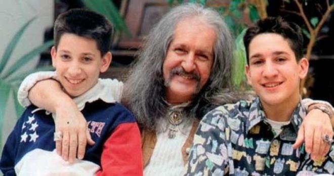 . Bu arklarn bir blm daha sonra Arapa, Bulgarca, Flemenke, Almanca , Franszca, branice, ngilizce, Japonca ve Yunanca olarak yorumland.