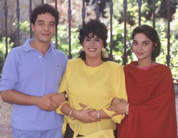 * Perihan Abla problemli bir diziydi. Bir gn seti ziyarete gittim. Gazeteci bir arkada &#8216;Perran kpryor, ekime gelmemisin&#8217; dedi. Gittim Perran&#8217;n yanna o da evket Altu ile oturuyordu. &#8216;Benim bugn ekimim yok, neden yle syledin?&#8217; dedim. Kpkrmz oldu. Perran srekli &#8216;roln azalt&#8217; diyordu. Ben dizi bitince gittim burnumu kestirdim. nk k bana o kadar kt k tutuyordu ki&#8230; Nedenini sonra rendim. Ben o dizide ok aclar ektim. Yllar sonra bir teklif geldi. &#8216;Perran Kutman&#8217;n olduu hibir projede yer almam&#8217; dedim.