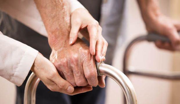 EVDE BAKIM MAAI: Evde bakma muhta yal ve engelli yaknna bakanlara denen bin 179 lira 40 kuru tutarndaki aylk, memur maa katsaysndaki artla zamlanacak. , bin 315 liraya kabilecek. Bu creti almak iin hanede kii bana den gelirin 967,27 lirann altnda olmas gerekiyordu. Bu snr da Ocak'tan itibaren bin 219 lira 34 kuru olacak.