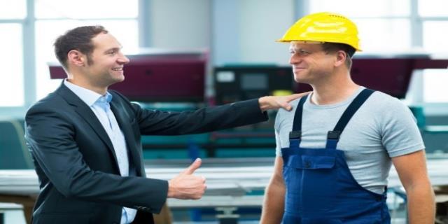 VERENE DESTEK: i bana 500 ve zeri sigortal altran iyerleri iin 101 lira, 500'n altnda sigortal altran iyerleri iin ise 150 lira destek 12 ay boyunca uygulanacak. Bylece iverenin ii bana maliyeti decek. Yaplan 417 liralk zammn 101 ve 150 liralk ksmlarn devlet karlam olacak. 500 iiden az alan olanlar iin asgari cret zam maliyeti 267 lira olacak.