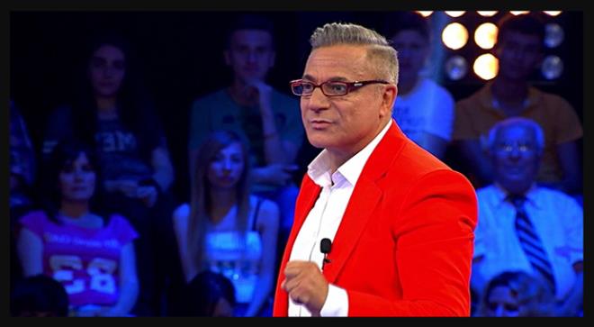 KA YAINDA : Mehmet Ali Erbil 8 ubat 1957'de, stanbul'da domutur. Saadettin Erbil ve Yurdagl Eken'in tek ocuudur. Trk oyuncu, sunucu, yapmc, komedyen, ovmen ve seslendirme sanatsdr.