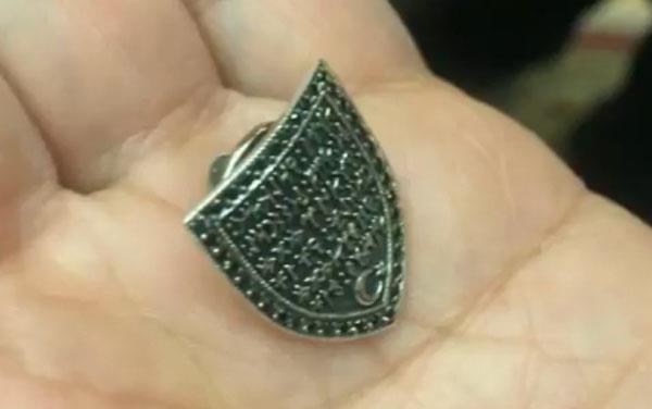 ORTADA FETTAHOLU ALESNN MHR VAR... Yzn sa ksmnda ise Baheli'nin kendisine ve ailesine ait zel turalar bulunuyor. Aile mhr ise yzn orta ta olarak tasarland. Krmz mine ile de renklendirildi. Yzn zerinde Trk bayra, MHP&#8217;nin simgesi olan  Hilal de yer alyor.