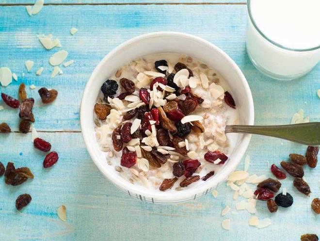 Yulafta bulunan beta-glukan gibi znebilir lifler midenizde su ekerek younlayor ve mide boalmasn geciktirerek uzun sre tok kalmanza yardmc oluyor.