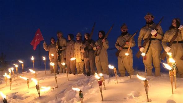renciler daha sonra kar zerine konulan mealeler etrafnda dondurucu soua aldrmadan nbetlerine devam edip, kahramanlk trkleri seslendirdiler.