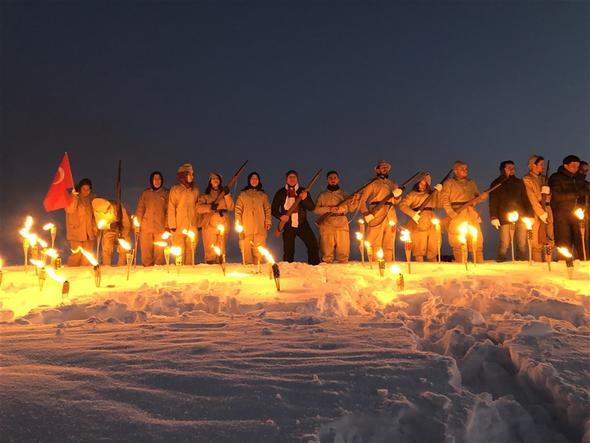 Trene Sarkam Belediye Bakan Gksal Toksoy, KA Rektr Prof. Dr. Hsn Kapu, askeri erkan, niversitenin akademik personeli ve renciler katld. ehitler iin okunan Kur'an- Kerim'in ardndan, dualar edildi.