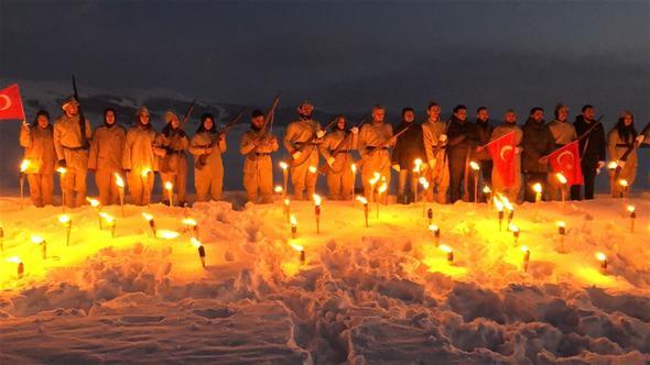 le merkezinde toplanan yaklak 500 renci, asker kyafeti giyen arkadalaryla birlikte Trk bayraklar ve mealelerle Alisofu ehitlik Ant'na kadar yaklak 2 kilometre yrd.