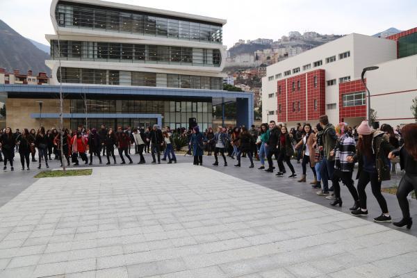renciler ve retim grevlileri kar topu oynayarak elendi.