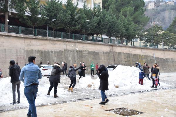 niversitenin ehir yerlekesindeki enlikte 500 kilogram hamsi piirilerek rencilere ikram edildi.