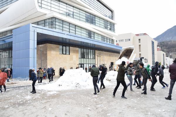 enlie, Artvin Valisi Ylmaz Doruk, Belediye Bakan Mehmet Kocatepe, Cumhuriyet Basavcs Muhammed Yasin Babay, Rektr Prof. Dr. Fahrettin Tilki ile renciler katld.