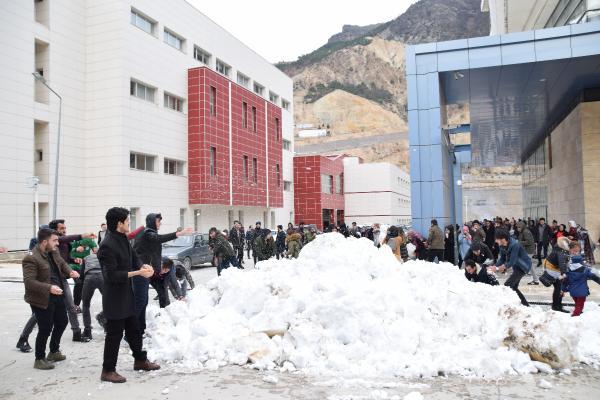 Rektr Prof. Dr. Fahrettin Tilki, barajlar nedeniyle karasal iklim yerine Akdeniz ikliminin hakim olduu kentte uzun sredir kar yamaynca rencilere kar srprizi yapt.