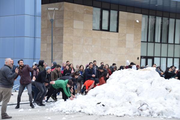 Kampse dklen kar ktleleri rencilere byk srpriz yaatt.