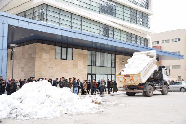 Prof. Dr. Tilki'nin talimat ile Kafkasr Yaylas'ndan 2 kamyon dolusu kar, enlik alanna getirildi.