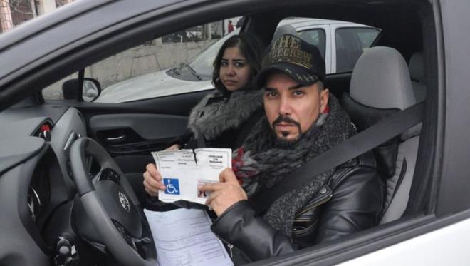 Ankara'da, trafikte kornaya bast ne srlen Umut t ile 2011 ylnda Ankara'da meydana gelen patlamada yaralanan sivil gazi ve 5 aylk hamile olan ei Berna t, F.C.'nin sopal ve yumruklu saldrsna urad. Hamile olduunu sylemesine ramen karnna yumruk yiyen gen kadn, bebeini kaybetme tehlikesi grld iin 24 saat gzetim altnda tutuldu. Darp raporu alan iftin ikayeti zerine yakalanan F.C. serbest brakld