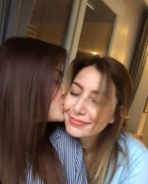 "Y HABERLER BEKLYORUZ"    Annesine kk hcrede donr olacan da dorulayan Hande Erel, "yi haberler bekliyoruz, iyileecek inallah" diyerek aracna binip evinin yolunu tuttu.