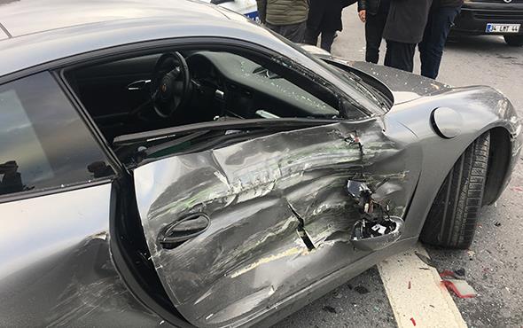 Kazay gren vatandalar otomobil ierisinde bulunan kiileri kurtarmak iin yardma kotu.